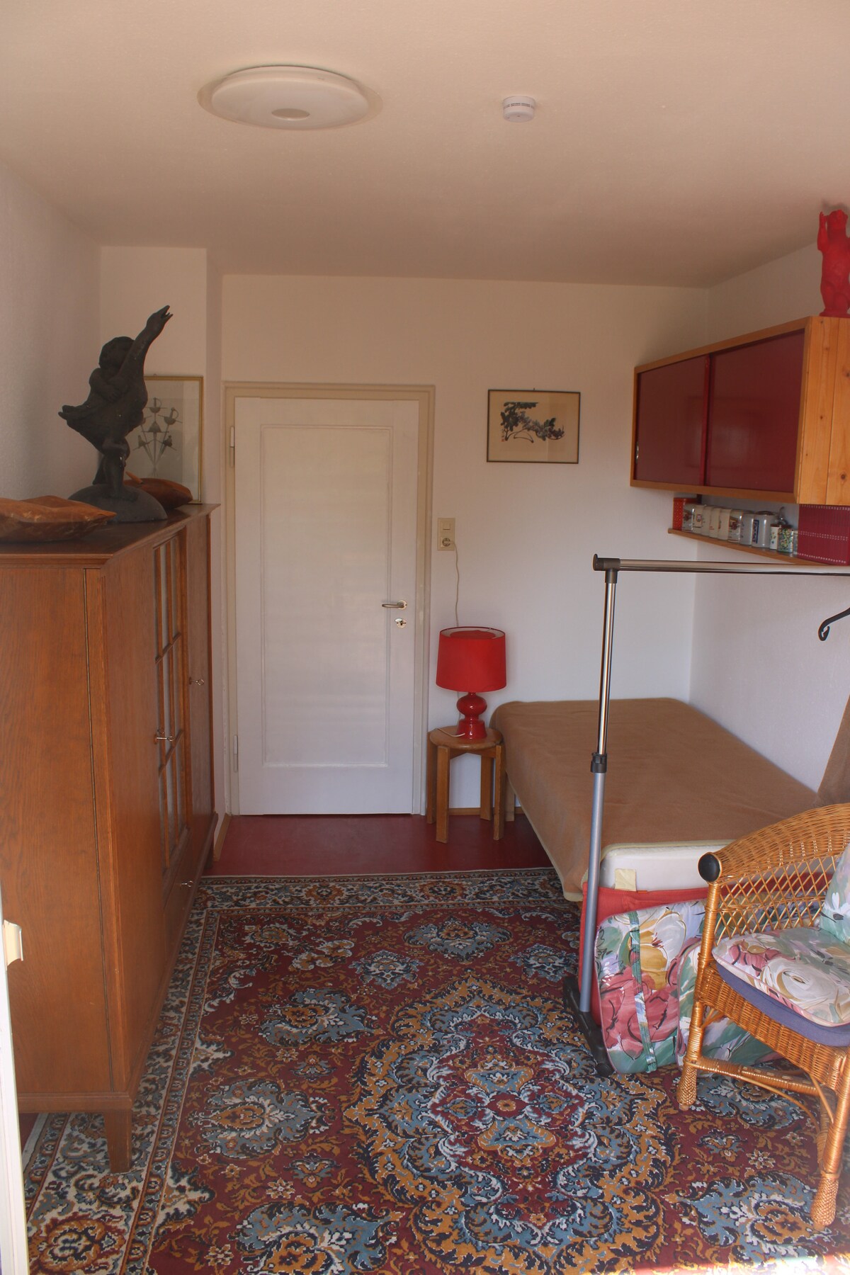 ห้องพักไปยังระเบียงและห้องครัวพร้อมเตียงเดี่ยว