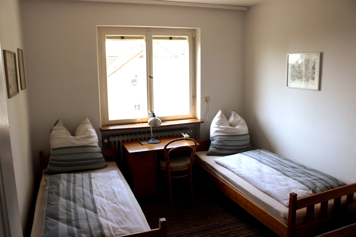 ห้องนอนพร้อมเตียงเดี่ยว 2 หลัง