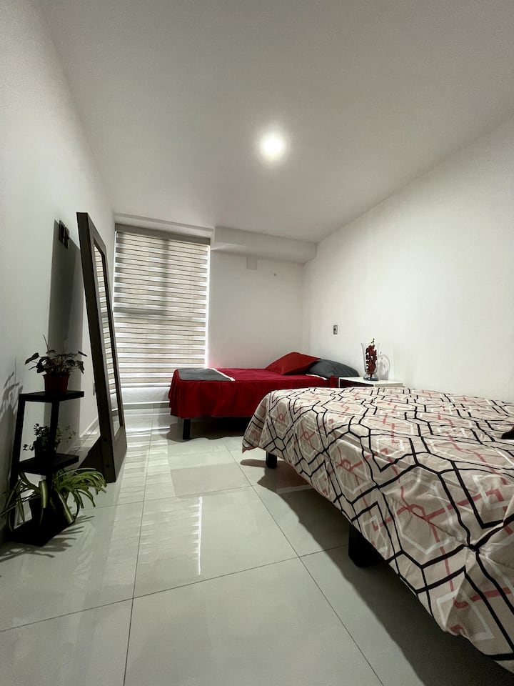 Chumba cha 2 na vitanda 2 viwili, bafu na chumba cha kuvaa. 