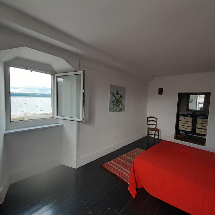 Spálňa 2  , 1 manželská posteľ, zatemňovacie okenice a krásny výhľad na Rance 