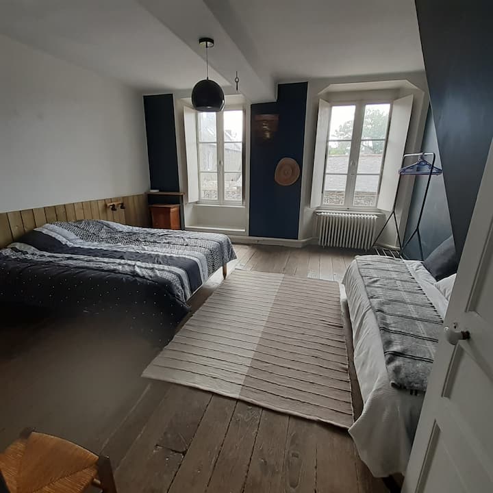 Spálňa 1 na 1. poschodí 1 s manželskou posteľou a 1 zakrytými vnútornými okenicami so samostatnou posteľou 