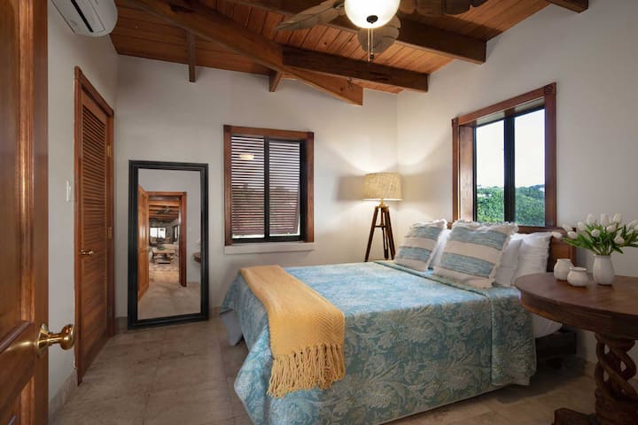 غرفة ضيوف كوين في الطابق العلوي مع مكيف هواء