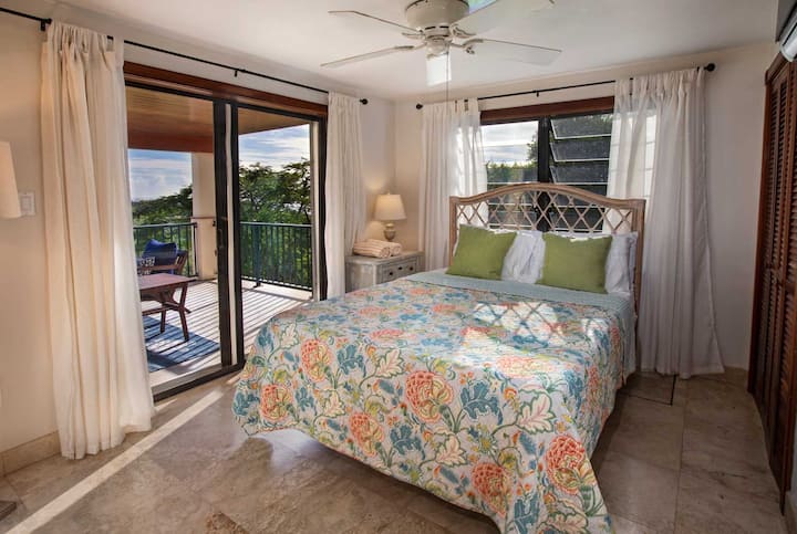 غرفة نوم كوين على رافعة منخفضة مع مكيف هواء