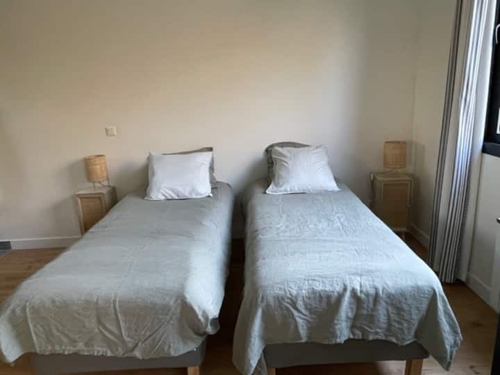 Спална соба. 2 кревета 90 см или брачен кревет (широк 150-179 см).