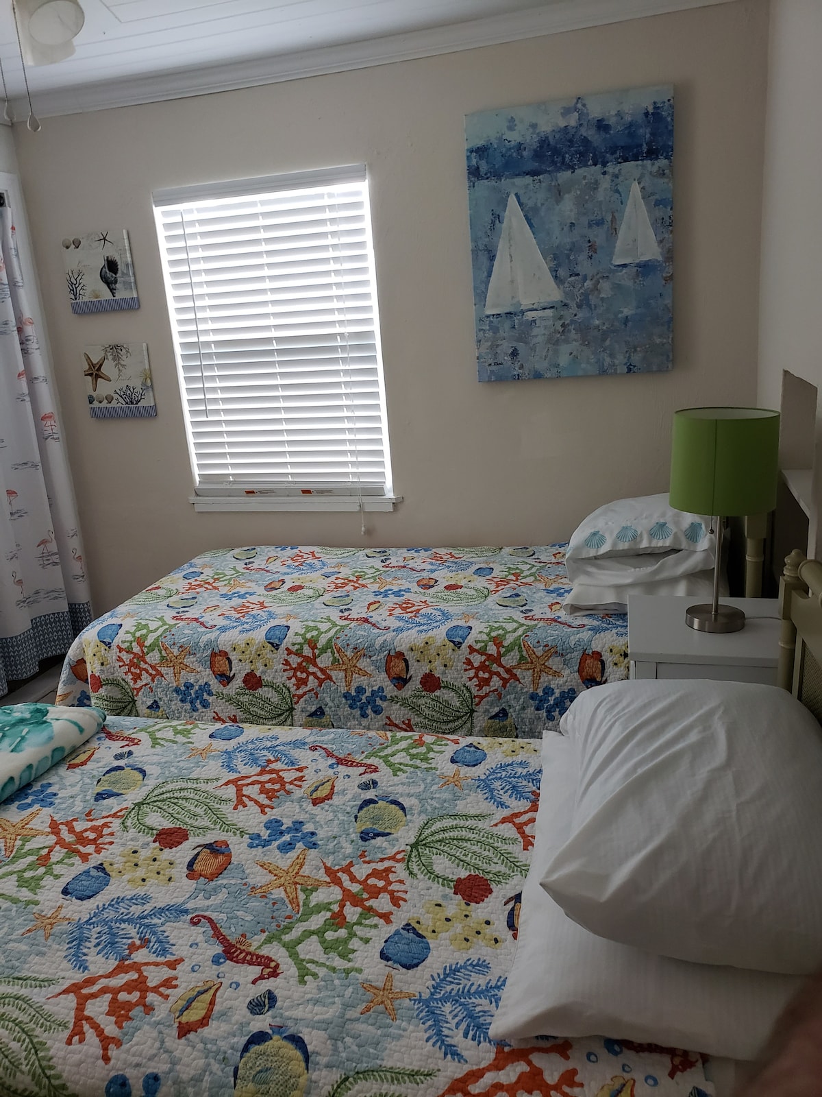 בחדר שינה מס '1 יש שתי מיטות נפרדות