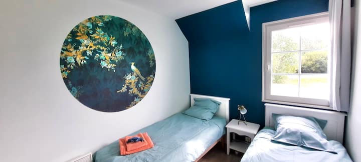 Spavaća soba s dva kreveta za jednu osobu