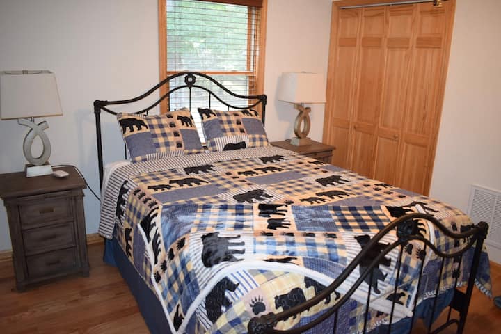 LOFT BEDROOM
Queen Tempur-Pedic adjustable bed w/remote, dresser, closet with hangers, nightstands, and 55" Smart TV.

The perfect bedroom for a few minutes away from the group to relax and recharge. 
