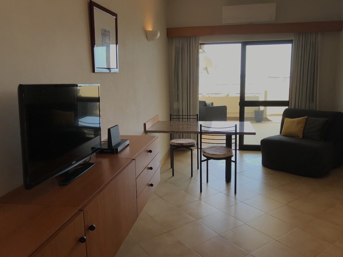 Top performing Airbnb: Excelente apartamento com piscina e vista mar! in São Gonçalo De Lagos