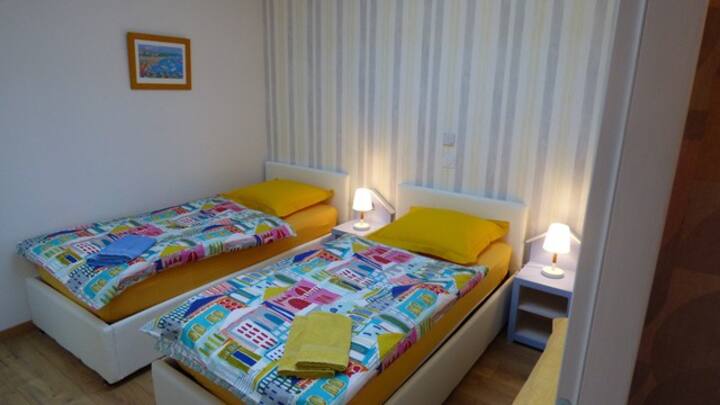 chambre simple avec 3 lits simple, dont 2 rapprochés  peuvent faire un lit double 180