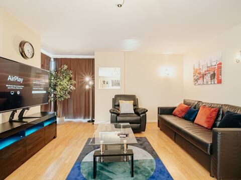 Delightful Spacious Apt | Free Parking | Sleeps 6