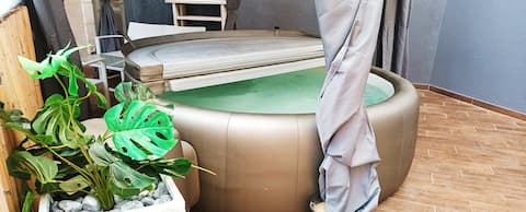 *Hot-Tub In Huge Garden* +Gym. 3 Min Walk To Beach