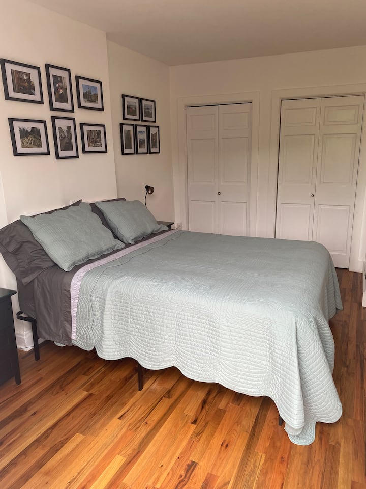 Chumba cha kulala kina kitanda cha ukubwa wa kifalme na makabati mawili. Makabati yana viango, rafu, ubao wa kupiga pasi na mablanketi ya ziada na mito kwa manufaa yako 