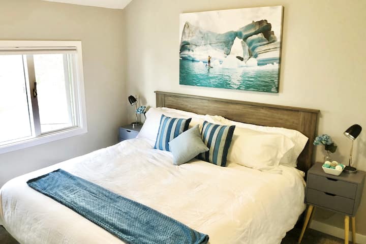 חדר שינה אחד למעלה עם מיטה זוגית גדולה.