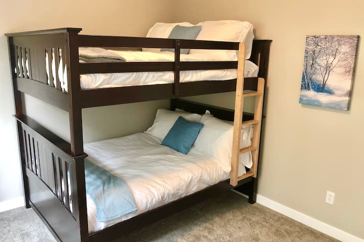 חדר שינה 4 למטה עם מיטת קומתיים מלאה