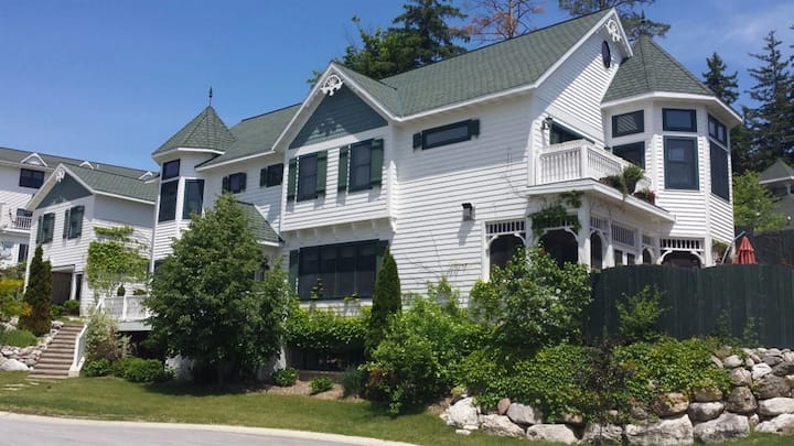 Lakeside 4 Bed 4 bath Home