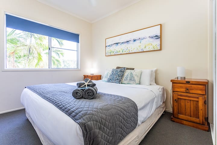 Master bedroom.
Book direct and save www.holidayinthewhitsundays.com
office number 0448253469