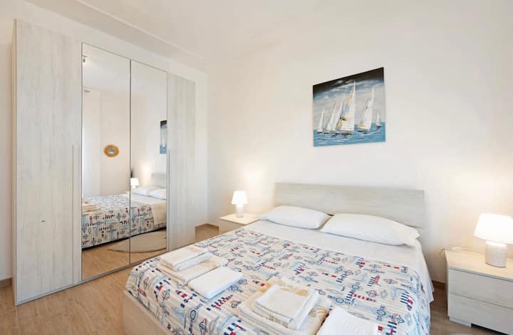 dormitorio principal con vista al mar y balcón