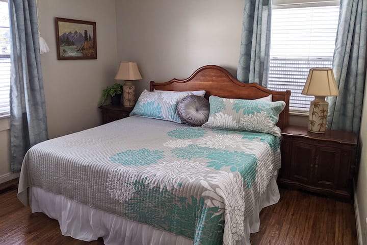 Veliki bračni krevet s novim madracem.  Soba ima mali ormar. Ova prostorija ima vlastiti zidni televizor.