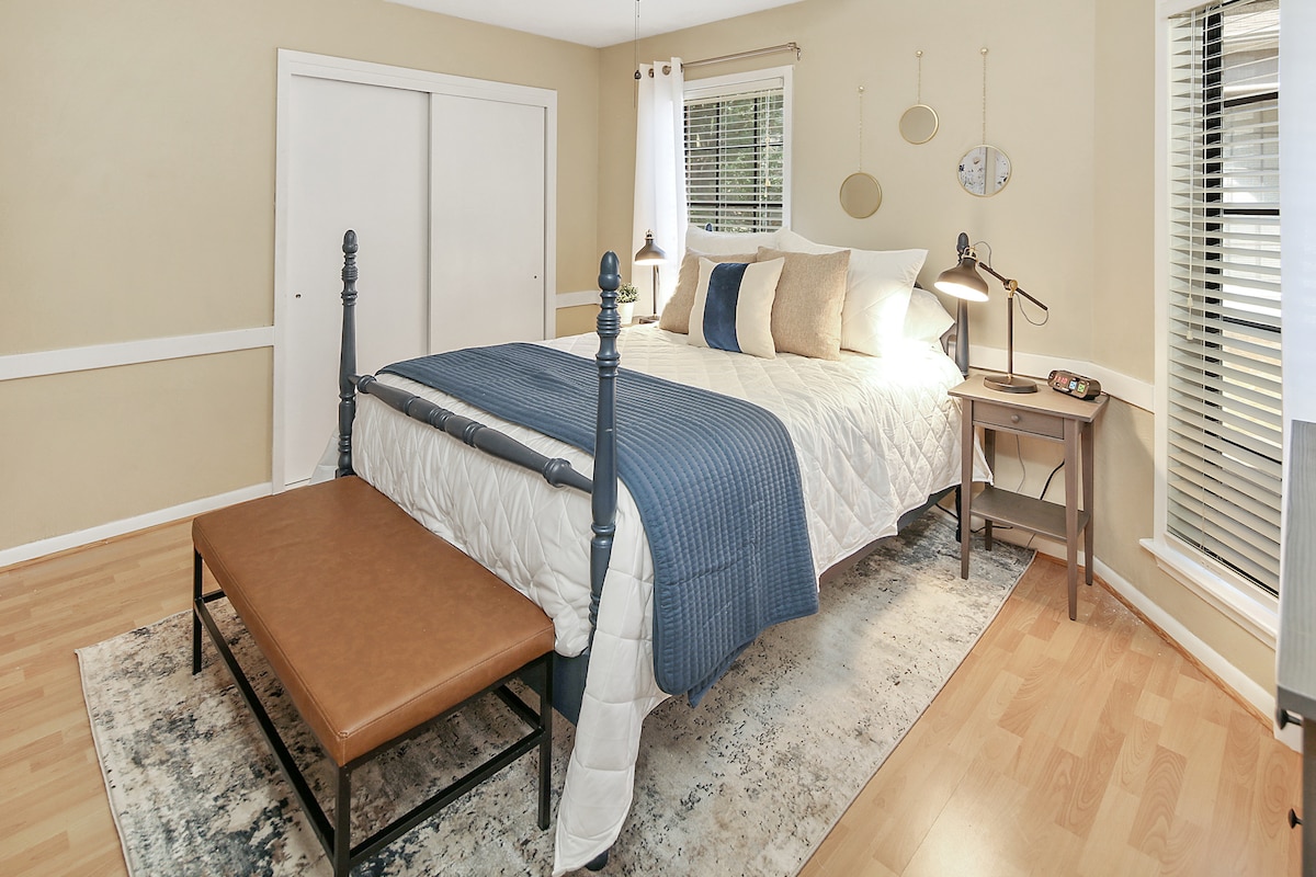 次卧室有一张双人床和一张全新舒适的床垫。  这间客房位于第二间浴室的大厅对面。