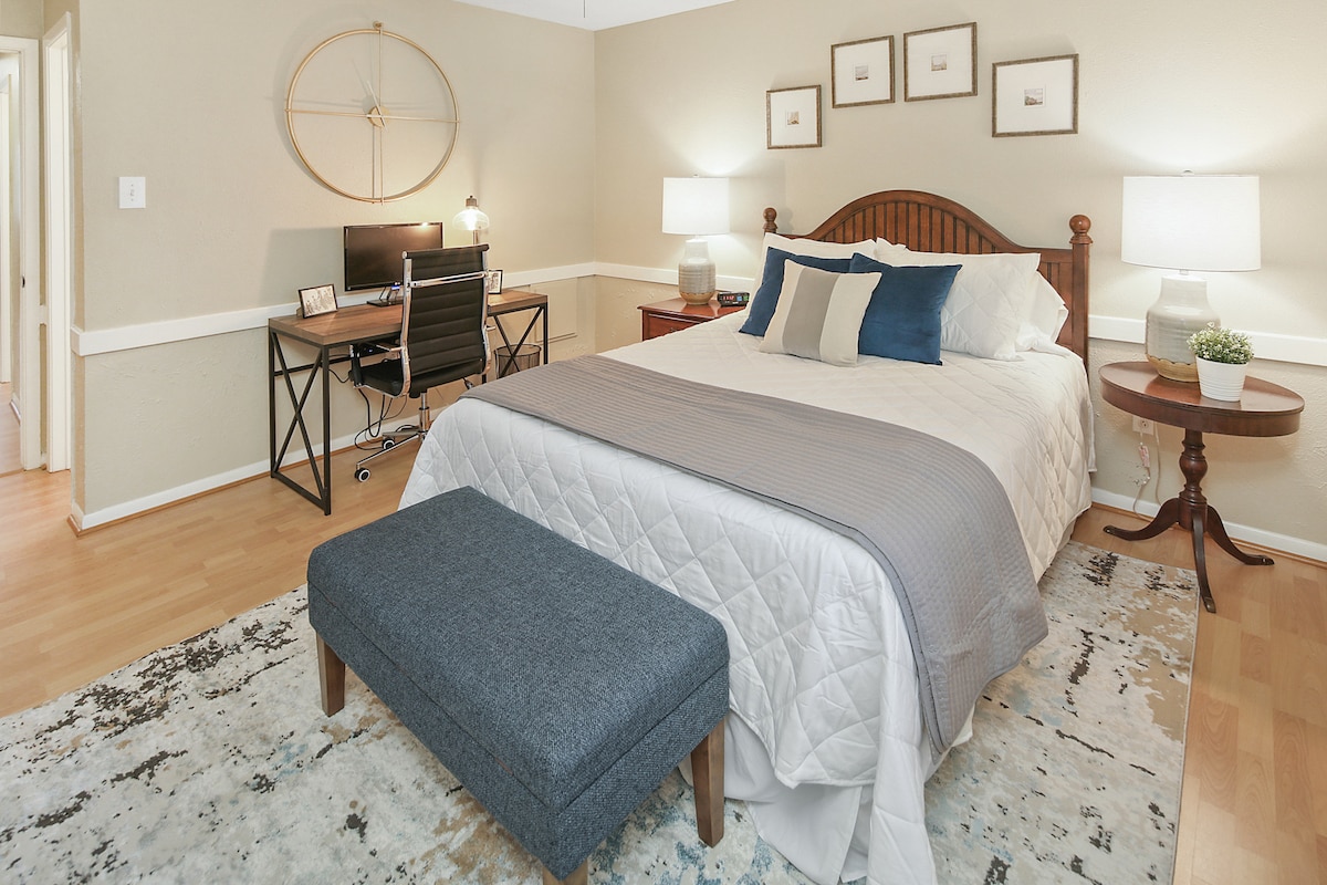 主卧有一张标准双人床和一张全新的舒适床垫。  此空间包括一张设施齐全的办公桌，配有监视器，可用作远程工作空间。   它还配有独立的套内套内卫生间。