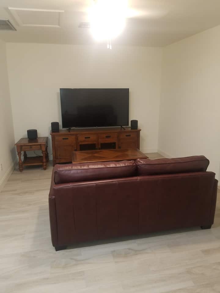 3号卧室配有一张沙发床、大屏幕电视以及回声工作室环绕音响系统。 