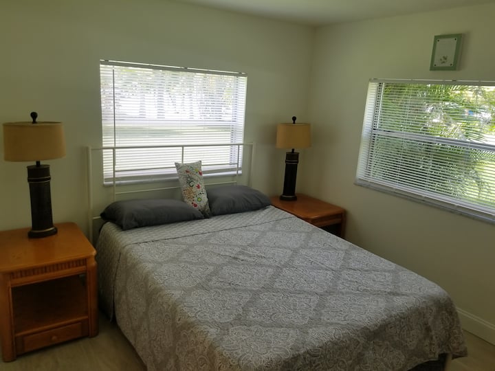 2号卧室设有一张标准双人床和步入式衣柜。 这间客房还设有办公空间。 