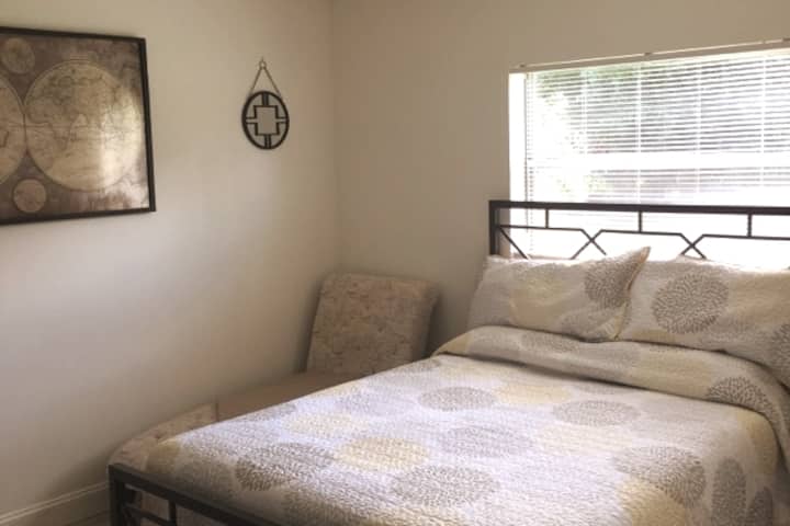 带大屏幕电视的大床。 这个房间有独立的卫生间和休息区，可供阅读和反思。 