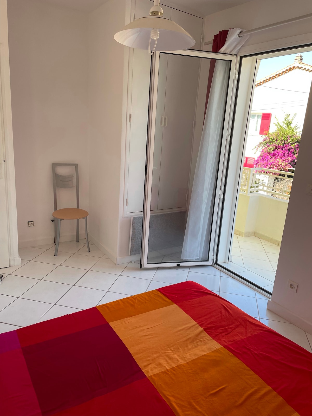 Pogled na krevet s prozorskim vratima. Brojni skladišni prostori