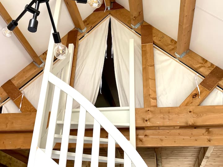 חדר שינה 2. סרטון המשקיף על אחו.