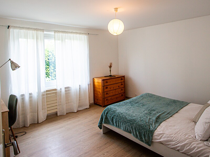 Спална соба 2 со канцелариски простор. Оттогаш, креветот е променет на поголем 160 x 200 см. Сѐ уште има простор за додавање на преклопен кревет ако е потребно.