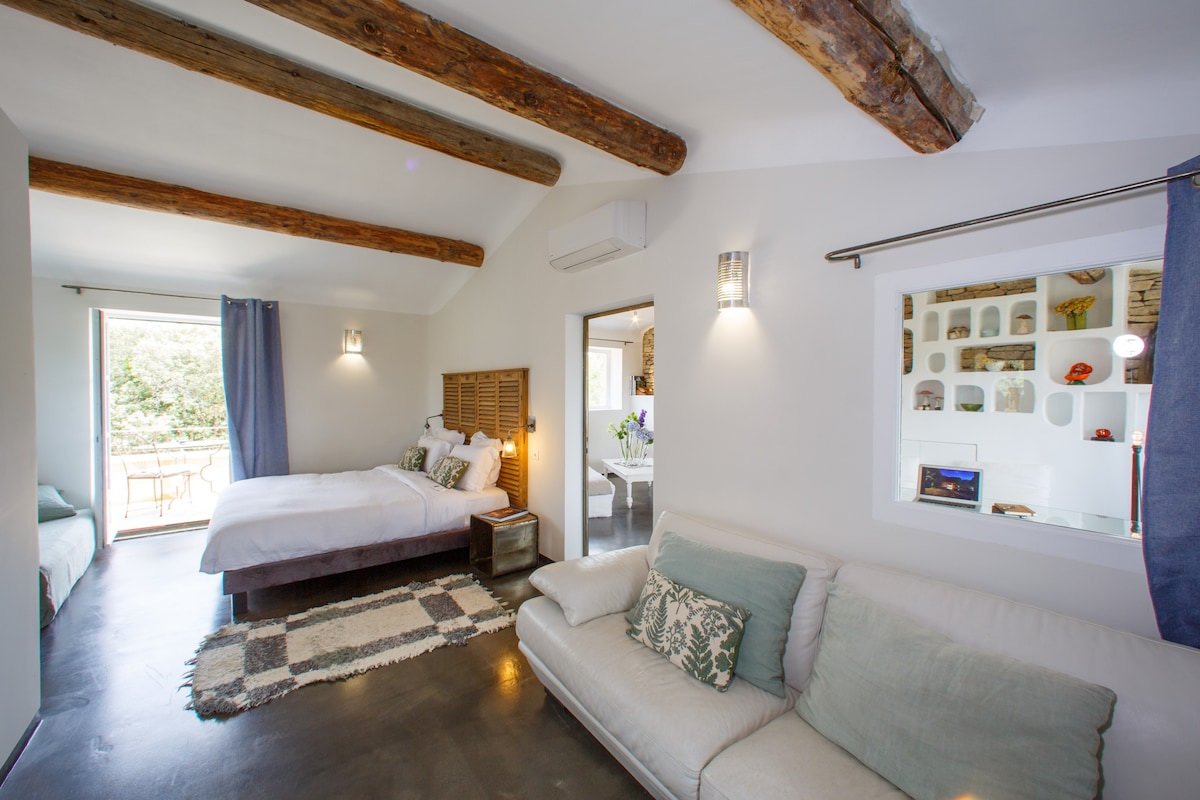 Спална соба 4 и тераса со поглед кон градината.