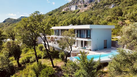 Luxury 5-star Villa with Private Pool and Sea View