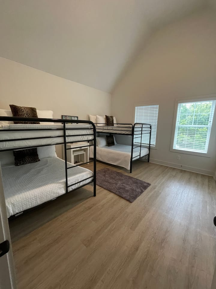 Две легла в голяма баня и тоалетна със съседна баня и тоалетна