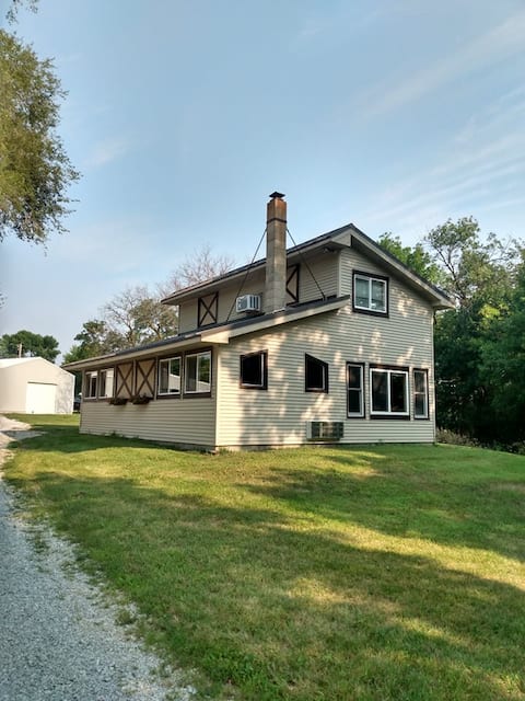 Two Bedroom Cottage nestled in quiet wooded area.