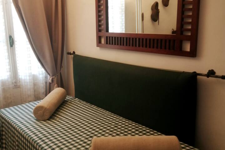 Kitanda cha sofa moja, katika eneo la kuishi kwenye ghorofa ya chini