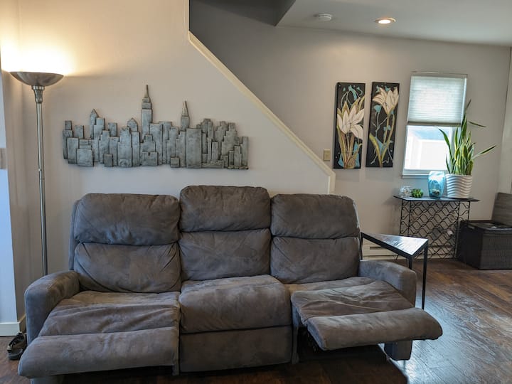 Private ~ Classy ~ Best Price * Prime Spot  Uptown - Holland