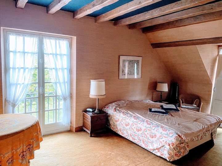 Chambre au premier étage avec vue magnifique sur le château de la Madeleine, dressing et salle de bain avec douche et baignoire