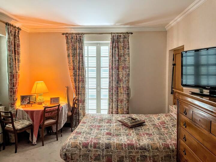 Chambre au rez-de-chaussée avec salle de bain privée et douche à l'italienne (sans marche), accès direct au jardin et vue sur le château de la Madeleine