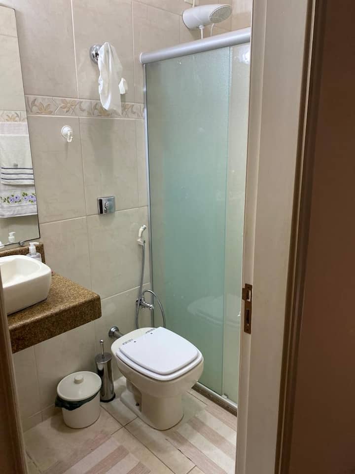 套房内设有卫生间。
淋浴间与太阳能炉灶相连，墙上有扶手。