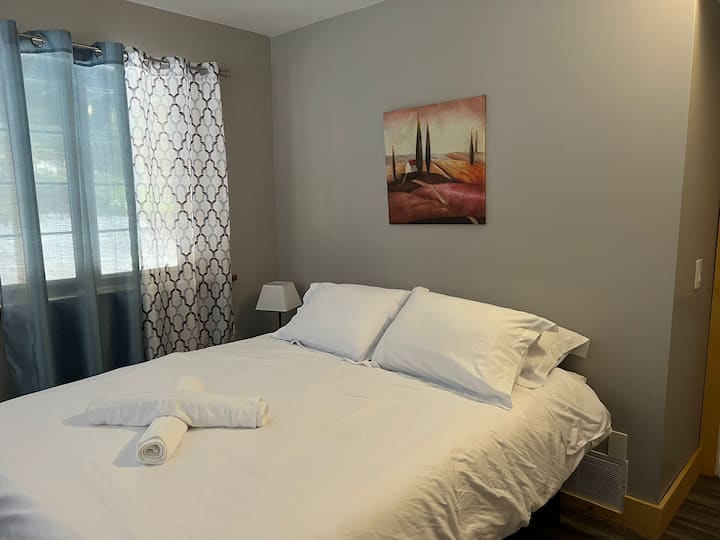 Schlafzimmer im Erdgeschoss mit einem Queensize-Bett