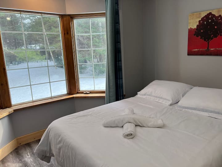 Schlafzimmer im Erdgeschoss mit Queensize-Bett