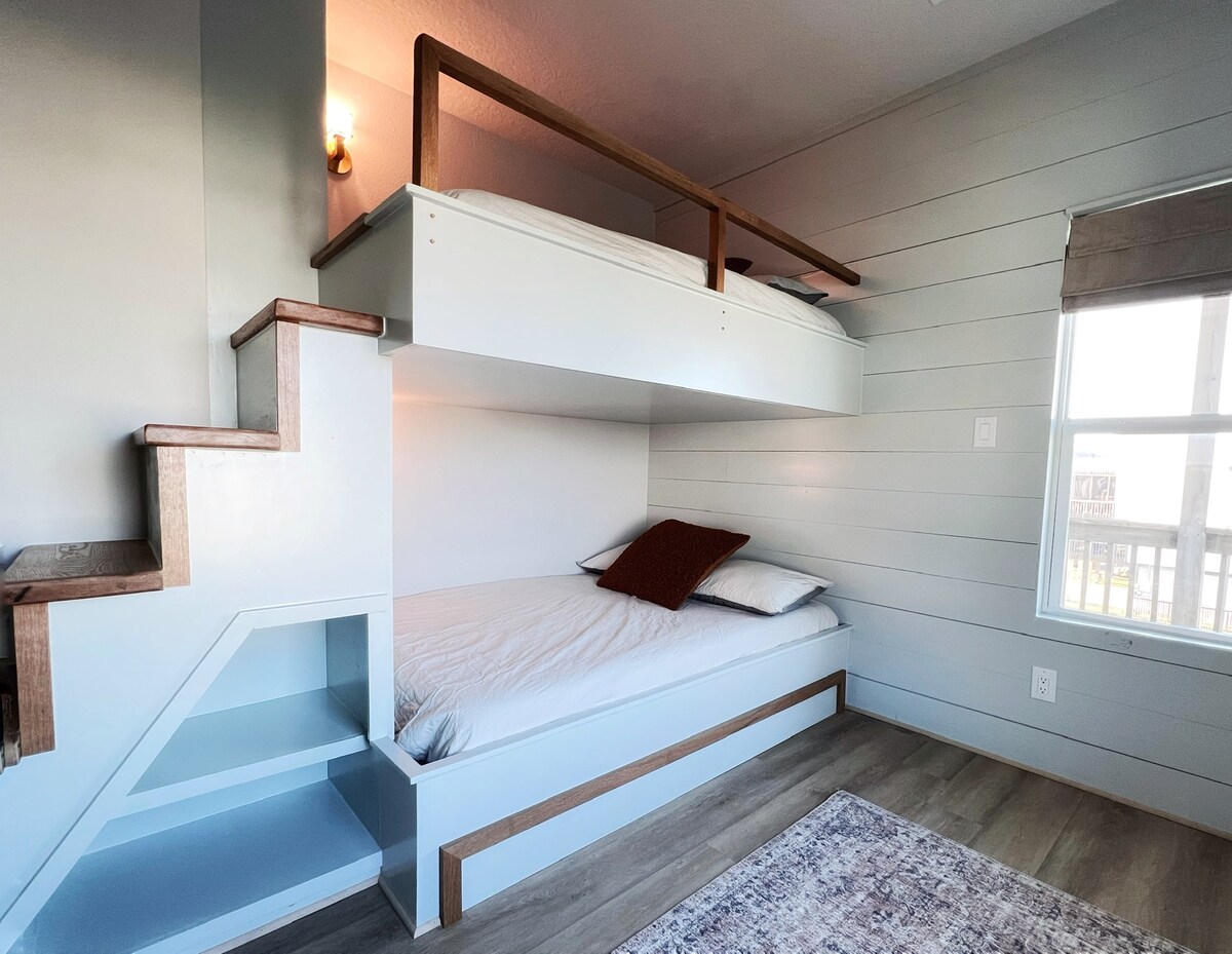 ห้องพักสองชั้นชั้นบนมีเตียงเต็มรูปแบบ 2 เตียงและเตียงคู่  ตอนนี้ตู้หนังสือเต็มไปหมดแล้ว