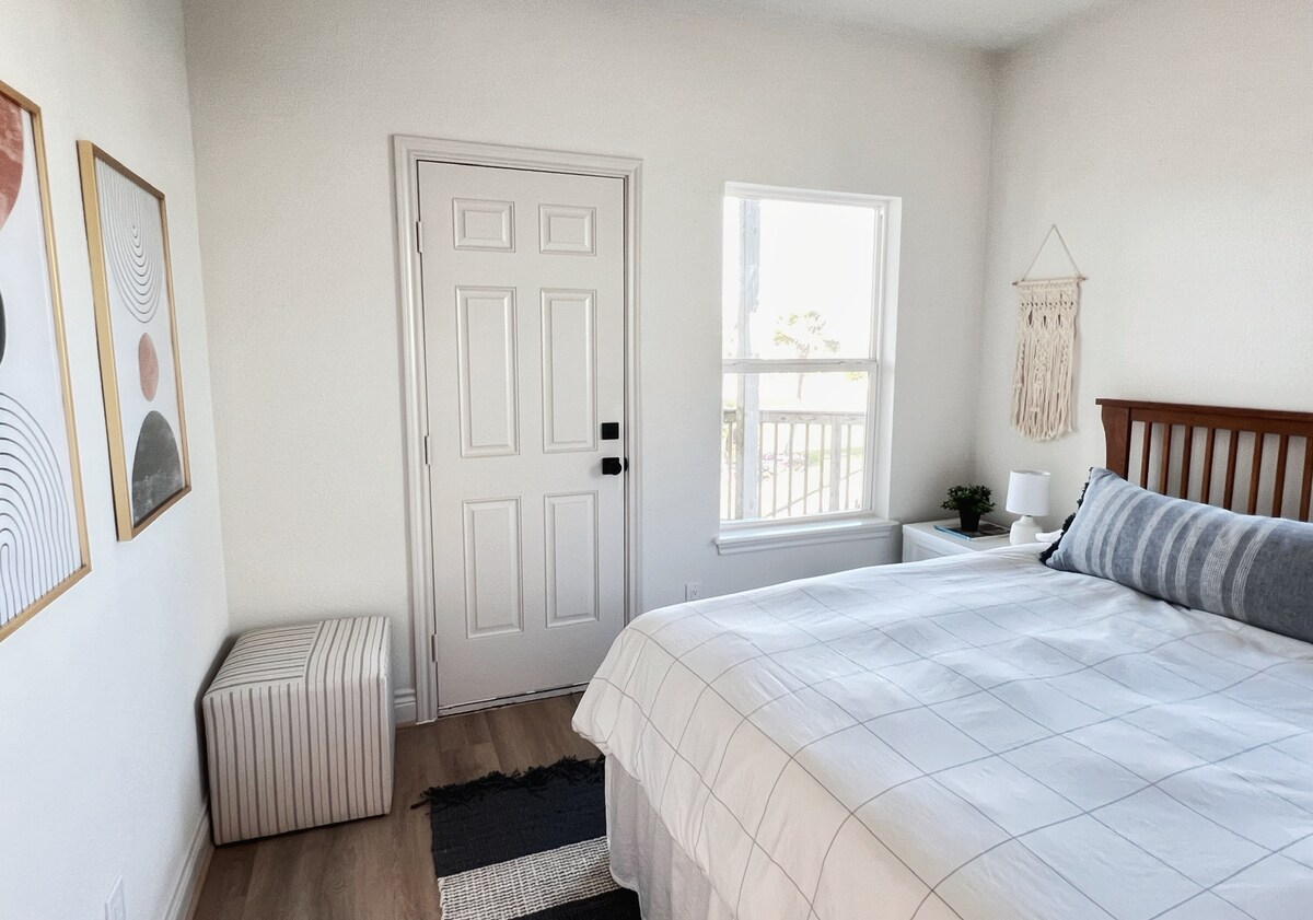 ห้องนอนรองชั้นล่างยังมีเตียงควีนไซส์และทางเข้าดาดฟ้าที่มีห้องน้ำรวมอยู่ตรงข้ามห้องโถง