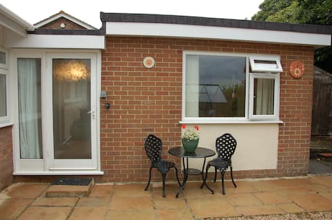 Successful Airbnb property: Private annex with bedroom, lounge & shower room in Dawlish