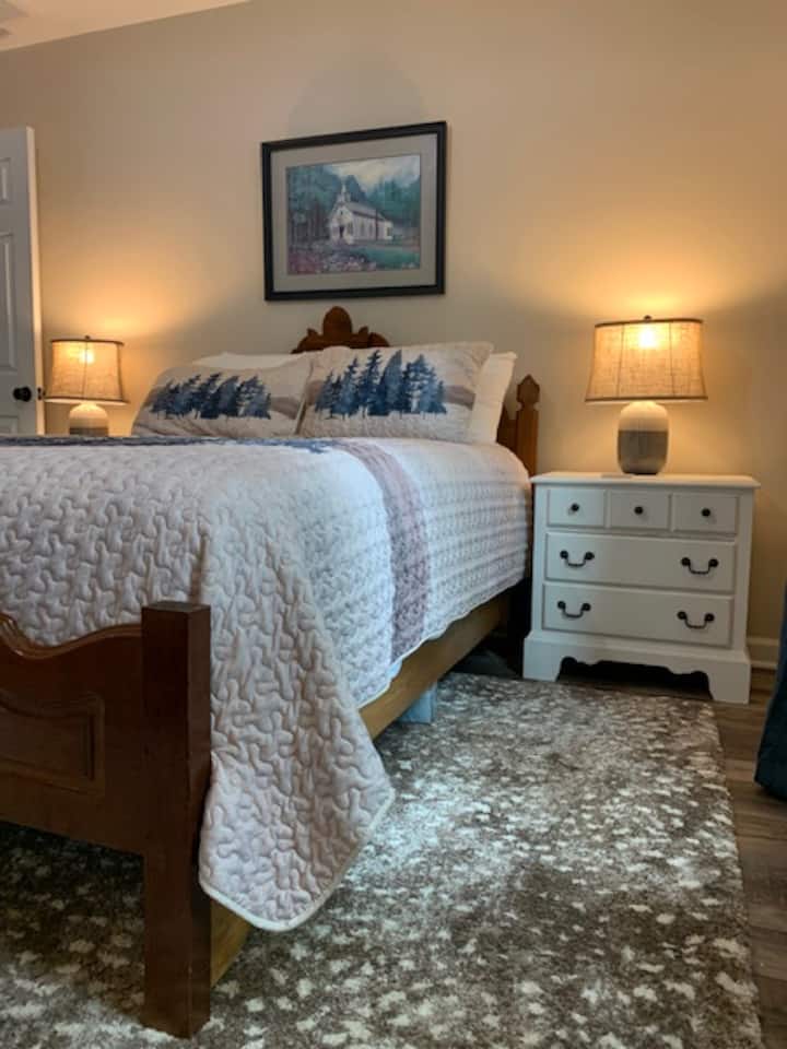 เตียงควีนไซส์ในห้องนอนผู้เข้าพัก