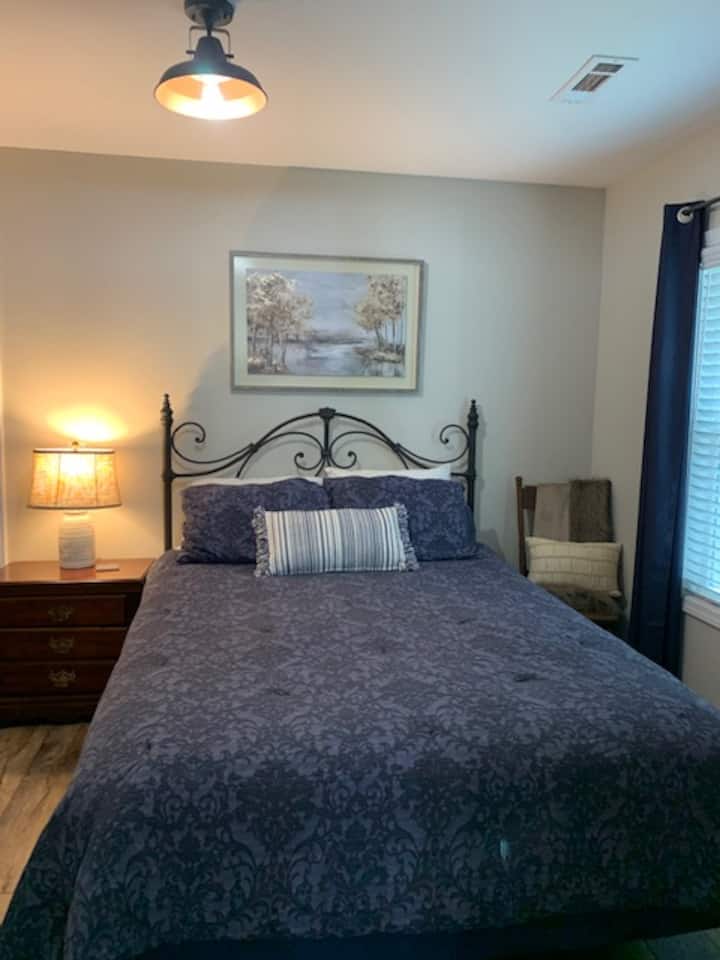 ห้องนอนใหญ่พร้อมเตียงควีนไซส์