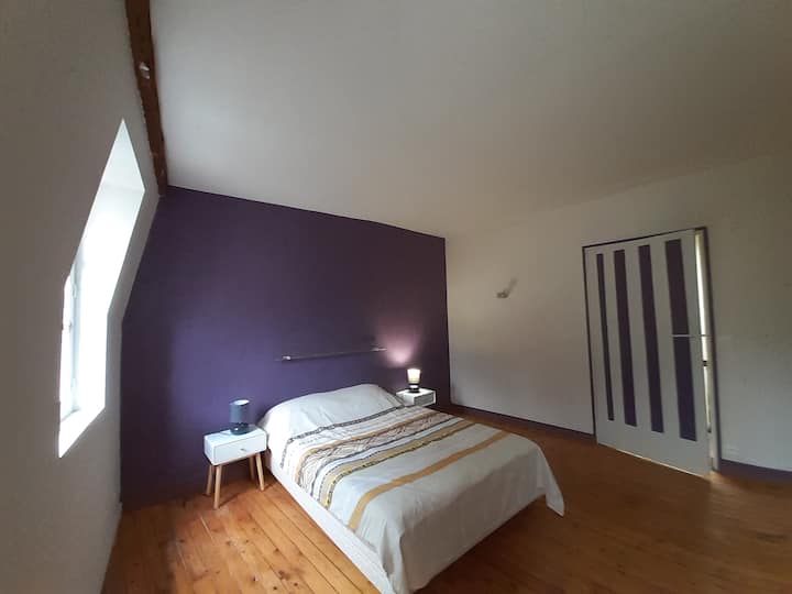 იასამნისფერი საძინებელი