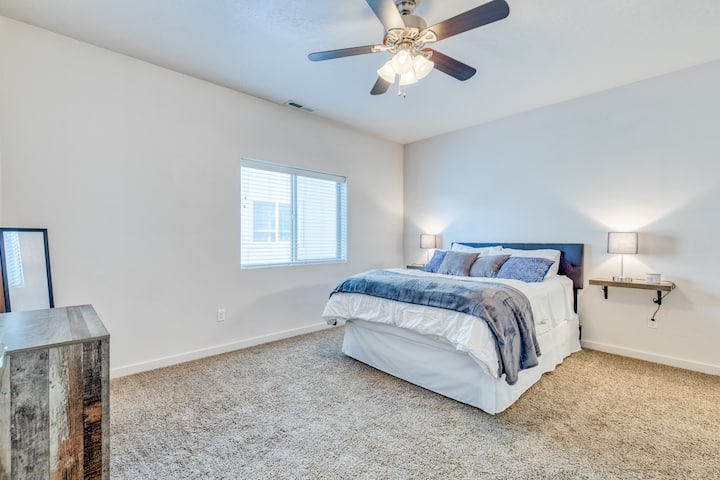 ห้องนอนชั้นบนพร้อมเตียงขนาดเต็มรูปแบบ