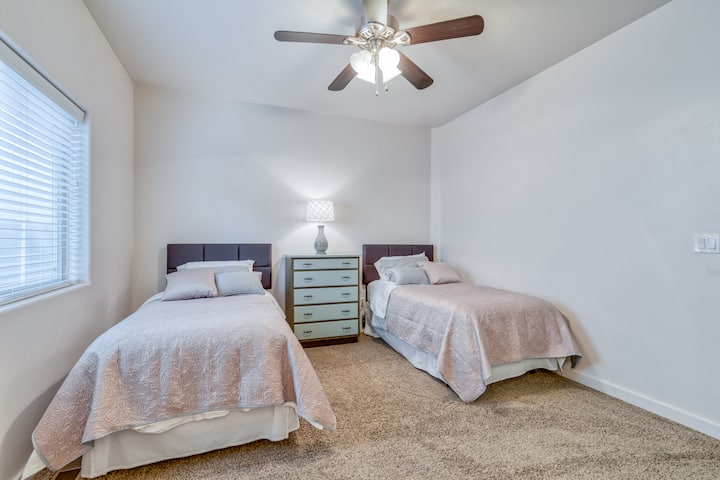 ห้องนอนชั้นล่างมีเตียงคู่ 2 เตียง