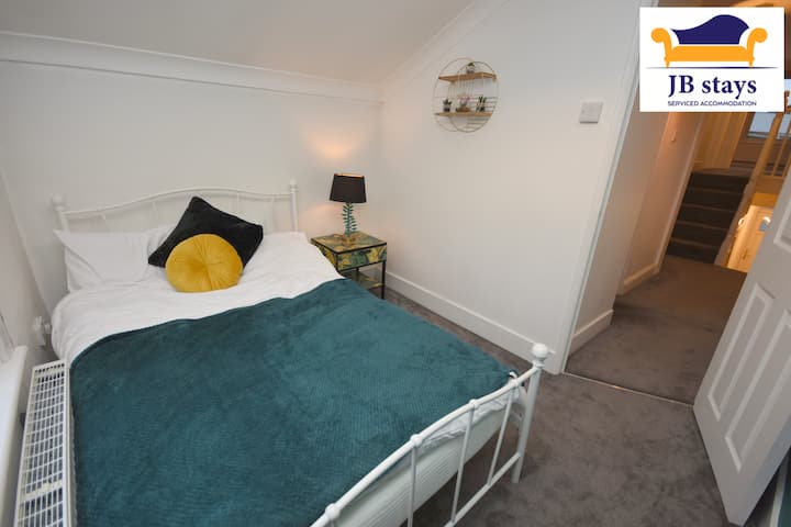 غرفة نوم في إقامات JB إقامة مزودة بخدمات في غرينتش